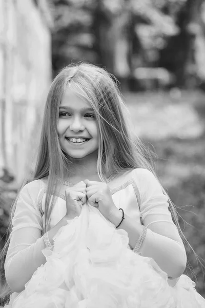 Piccola ragazza in abito bianco all'aperto — Foto Stock