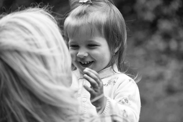 Madre feliz con niña —  Fotos de Stock