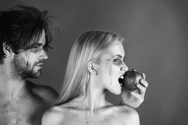 Мужчина и женщина с макияжем держать гранат — стоковое фото
