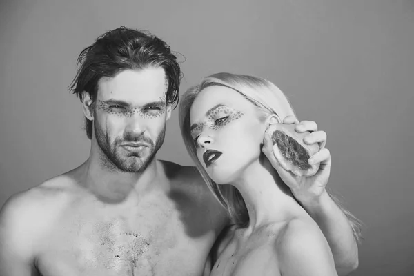Jong koppel van vrouw en man met make-up houden grapefruit — Stockfoto
