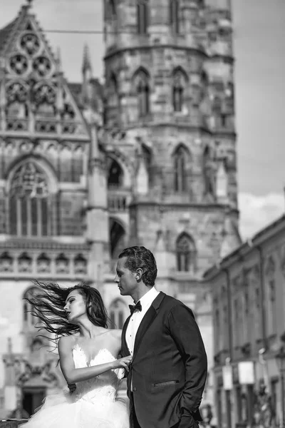 Casamento casal sexy perto de casta no palácio ao ar livre — Fotografia de Stock