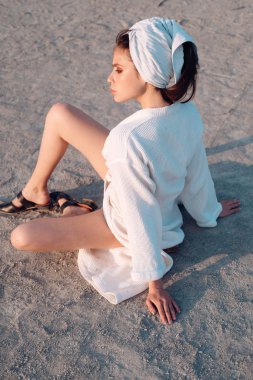 Toplam gevşeme. Spa'da cilt bakımı. Genç kadın elbisesi banyo içinde. Güzel kadın giyim banyo havlusu kafasına. Spa banyo cilt bakımı süpermodel. Güzellik Salonu. Güzellik rutin ve hijyen bakımı. Yıkanma alışkanlıkları