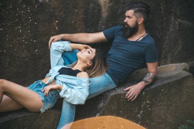 Aşk onlara ilham veriyor. Şehvetli çift tatil gezisinde. Seksi kadın ve doğal peyzaj üzerinde sakallı adam. İki yaz tatilde aşık. Çift için en iyi Romantik tatil