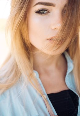 Güzelliğiyle parlıyor. Seksi kadınla duygusal bak. Seksi makyaj ve uzun saçlı güzel kadın. Güzellik ve moda Cilt Bakımı model bak. Visage cilt bakımı ve makyaj. Onun iç güzelliği parlar aracılığıyla