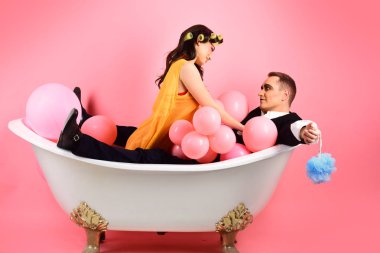 Günün en iyi bölümü. Güzellik rutin ve kişisel hijyen. Rutin bakım saç. Banyo hijyen alışkanlıkları. İki küvet içinde. Birkaç MIME adam ve seksi kadın banyo keyfini çıkarın. Köpük banyosu gün