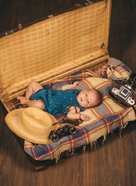 Güzel bir an. Mutlu küçük çocuk portresi. Tatlı küçük bebek. Yeni bir hayat ve Doğum. Aile. Çocuk Bakımı. Küçük kız çantada. Seyahat ve macera. Çocukluk mutluluk. Foto muhabiri