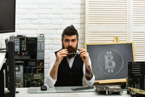 Kriptocu. Sakallı adam bitcoiner. Sunucu odası bitcoin madenci adam. Sakallı işadamı bitcoin incelemesi için bilgisayar devreleri ile. Kripto para birimi incelemesi donanım. Sanal veya dijital para birimi