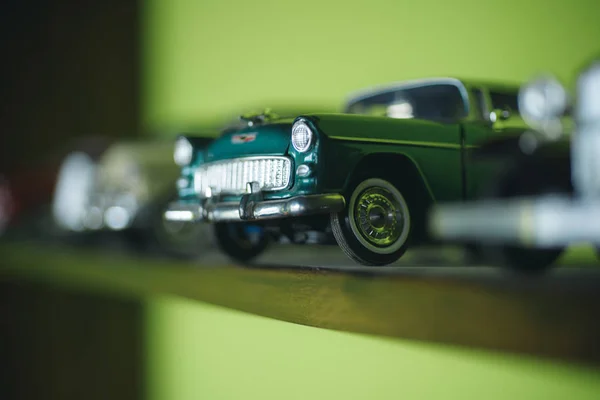 Uma grande atenção aos detalhes. Carros estilo retro. Carros de brinquedo com design retro. Modelos de carros retro na prateleira. Veículos de modelo clássico ou veículos de brinquedo. Coleção em miniatura de automóveis — Fotografia de Stock