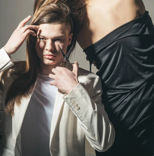 Coiffure et soins de la peau. Coiffeur professionnel couper les cheveux avec des ciseaux. Couple de mode amoureux. Beauté et mode. Relations d'amitié. Des liens familiaux. Homme et femme. nouvelle coiffure pour vous — Photo