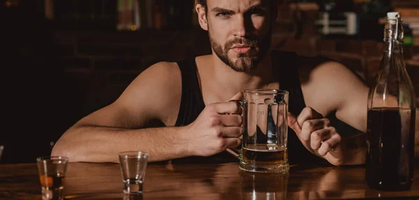 Med några öl. Alkoholmissbrukare med ölglas. Mannen dricker i pub. Stilig man dricka öl på bardisk. Restaurang med öl. Alkoholmissbruk och dålig vana. Addicting till alkoholhaltiga drycker — Stockfoto