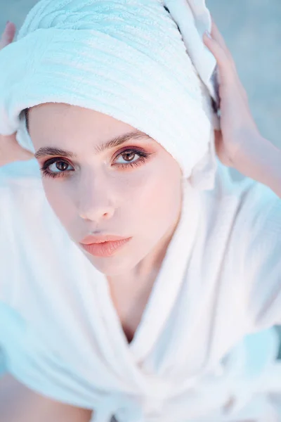 Pele saudável. Uma mulher bonita usa toalha de banho na cabeça. Modelo Skincare após banho de hidromassagem. Cuidados com a pele no spa. Salão de beleza. rotina de beleza e cuidados de higiene. Hábitos de banho. Jovem mulher de vestido de banho — Fotografia de Stock
