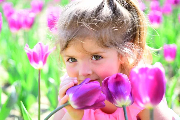 Jarní nálada. obličej a péče o pleť. alergie na květiny. Jarní tulipány. Předpověď počasí. Letní móda dívka. Šťastné dětství. Malá holčička v jarní Slunečné. Malé dítě. Přírodní krásy. Den dětí — Stock fotografie