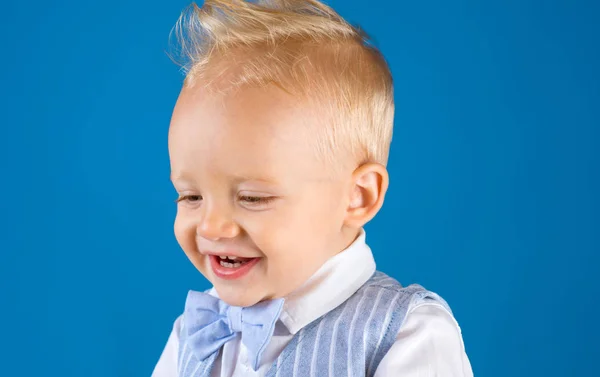 Κούρεμα που είναι εύκολο να διαχειριστεί. Αγόρι παιδί με όμορφα ξανθά μαλλιά. Συμβουλές για Υγιεινή περιποίηση μαλλιών για παιδιά. Μικρό παιδί με ακατάστατο κορυφαία κούρεμα. Μικρό παιδί με κοντό κούρεμα. Προϊόντα περιποίησης μαλλιών — Φωτογραφία Αρχείου