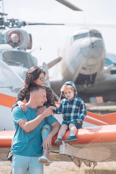 Žít život, co máte rádi. Šťastné rodinné dovolené. Žena a muž s chlapcem dítě na vrtulník. Rodinné dvojice se synem na dovolené cestovat. Air tour a cestování. Těší, v letecké dopravě — Stock fotografie