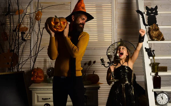 Μικρό κορίτσι και τον οδηγό άνθρωπο Απολαύστε Απόκριες. Κοριτσάκι σε οδηγό καπέλο να διασκεδάσουν με τον πατέρα. Έχουν μια φοβερά απόκοσμο Halloweenhang γύρω για ένα ξόρκι — Φωτογραφία Αρχείου