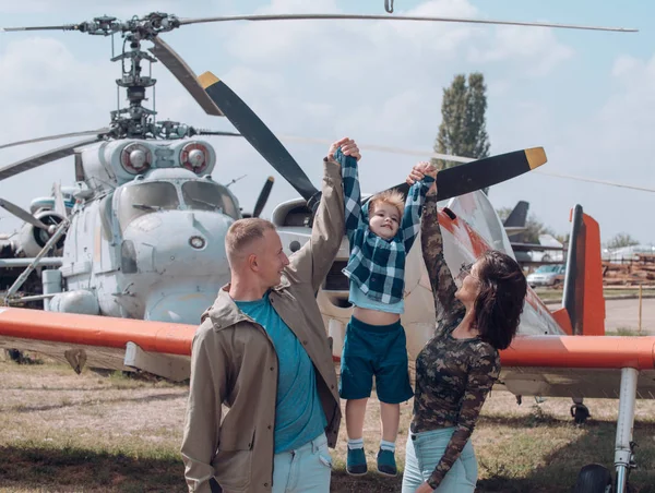 Jsme připraveni letět vysoko. Šťastné rodinné dovolené. Rodinné dvojice se synem na dovolené cestovat. Žena a muž s chlapcem dítě na vrtulník. Air tour a cestování. Těší, v letecké dopravě — Stock fotografie