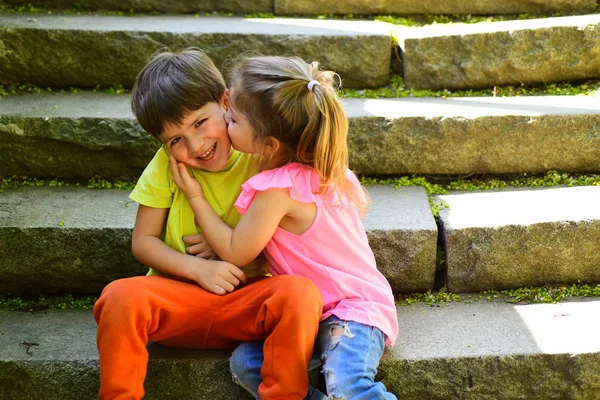 Best friends, friendship and family values. couple of little children. Boy and girl. summer holiday and vacation. childhood first love. small girl and boy on stairs. Relations. happy kids — Stock Photo ©