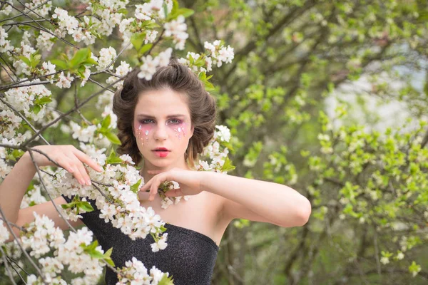 Sommermädchen am Blütenbaum. Frau mit Frühjahrsmode Make-up. Frühlingsurlaub. Wettervorhersage. Gesicht und Hautpflege. Frauengesundheit. Allergie gegen Blumen. natürliche Schönheit und Wellness-Therapie. Frühling im Topf — Stockfoto