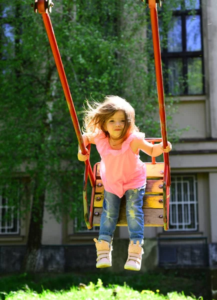 Speeltuin in park. jeugd daydream .teen vrijheid. Gelukkig lachen kind meisje op schommel. Klein jong geitje spelen in de zomer. romantische kleine meisje op de schommel, zoete dromen. Genieten van elk moment — Stockfoto