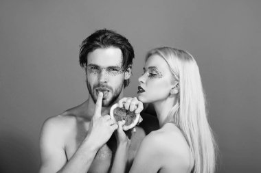 kadın ve erkek makyaj ile greyfurt tutun