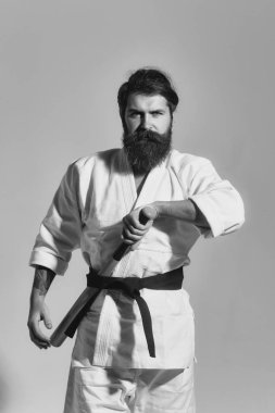 kimono yeşil beysbol sopası ile ciddi karate adam sakallı