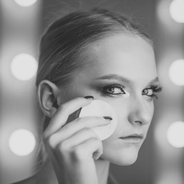 Makyaj uygulama veya kaldırma. Kadın yüz cilt temizliğinde pamuk yastık kullanın. Güzellik modeli ile yeni bir yüz cilt, Cilt Bakımı. Kadın makyaj ile pamuk yastık kaldırın. Cilt Bakımı ve tedavi.