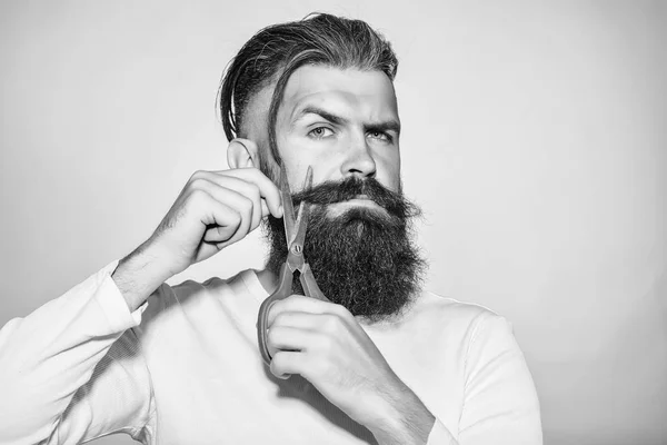 ハサミで髭を生やした男 — ストック写真
