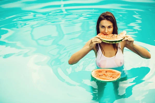 Femme sexy avec pastèque dans la piscine — Photo