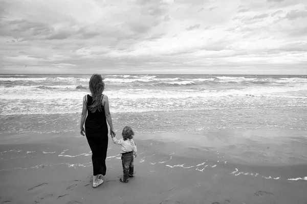 Madre e figlio sulla spiaggia — Foto Stock