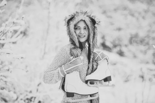 Жінка щаслива посмішка з фігурними ковзанами на деревах у снігу — стокове фото