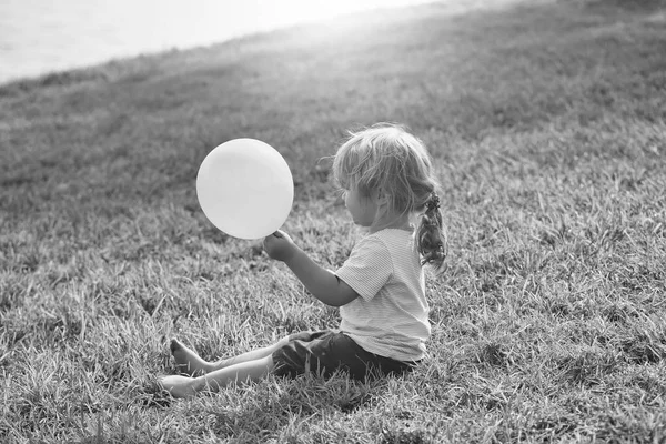 Söt pojke med gula leksak ballong — Stockfoto