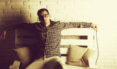 inek adam gözlüklü profesyonel mikrofon veya mikrofon ile