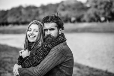 Sonbahar parkında genç bir çift