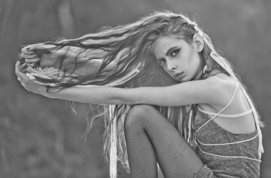 güzel esmer kız, güneş etnik tarzda rahibesi