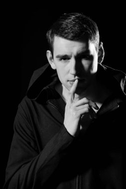 şık ceket adam, şık siyah arka plan, düşünceli yüz üzerine