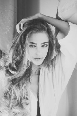 Gizemli yüz ve bornoz uzun kıvırcık saç ile kız.