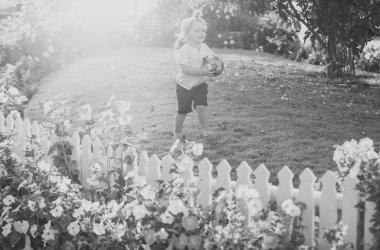 Çizgili tshirt, şort açık çocuk gülümseme