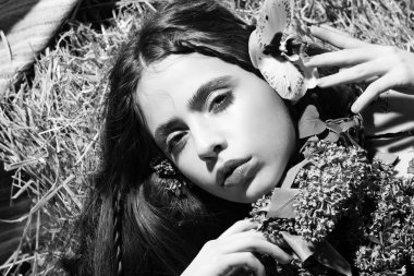 Lila ve orkide çiçek saç ile çok güzel kadın