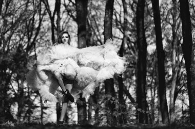 Ormanda dans seksi kız