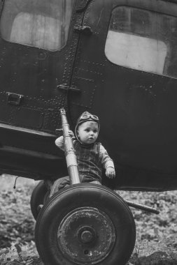 Helikopter tekerlek üzerinde oturan çocuk