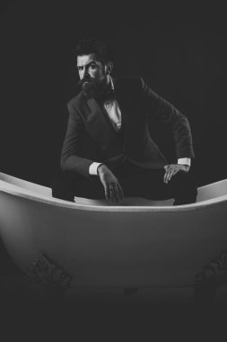Sakal ve bıyık koyu arka plan üzerinde olan adam