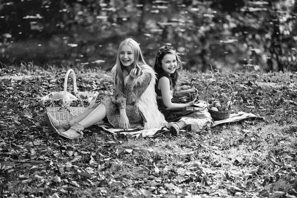 Laughing girls on picnic — Stock Photo, Image