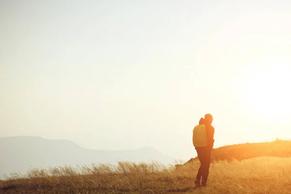 Viaggiatore solitario. Vista posteriore di un viaggiatore solitario che va a piedi con lo zaino in montagna — Foto Stock