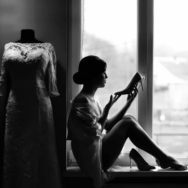 Женщина у окна — стоковое фото
