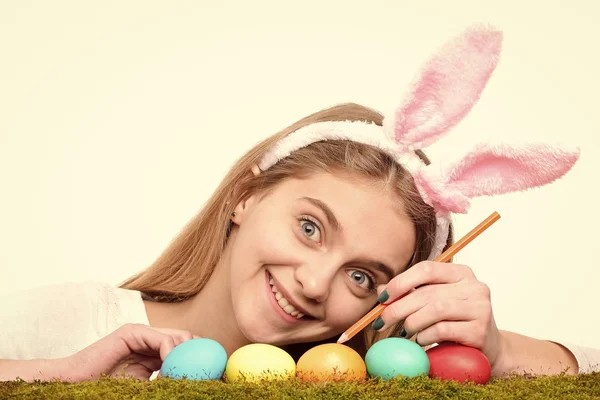 Χαμογελαστό κορίτσι ρούχα bunny αυτιά — Φωτογραφία Αρχείου