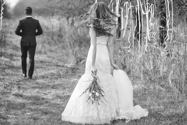 Matrimonio coppia a piedi all'aperto — Foto Stock