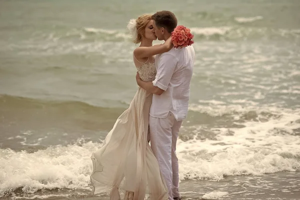 Kissing wedding couple on beach — Stock Photo, Image