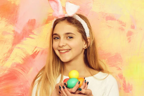 Щаслива великодня дівчина в вухах кролика з барвистими розфарбованими яйцями — стокове фото