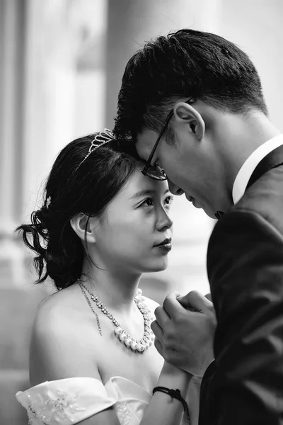 Chiński słodkie młodych nowożeńców — Zdjęcie stockowe