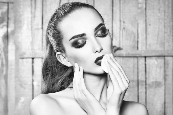 Vacker Kvinna Modell Att Bort Ljusa Makeup Med Nakna Kropp — Stockfoto